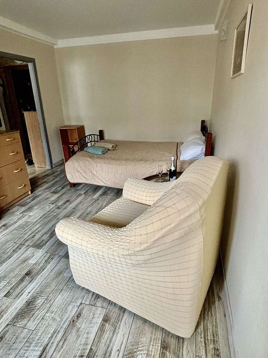 Посуточно,почасово 1к квартира в 5 мин.ходьбы от м Дарница,свет 24/7