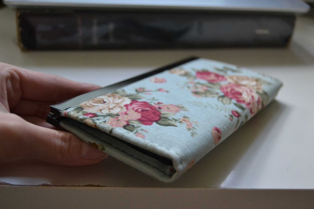 Turkusowo niebieska portmonetka w kwiaty shabby chic vintage róże