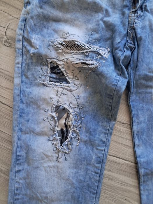 Spodnie jeans z dodatkami damskie