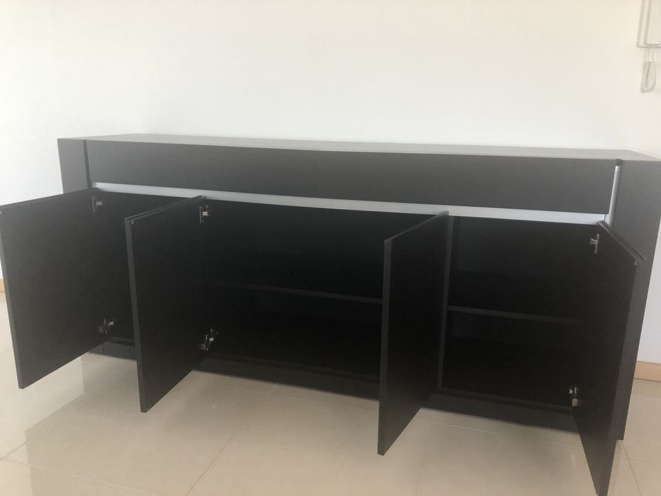 Mesa e aparador de sala de jantar