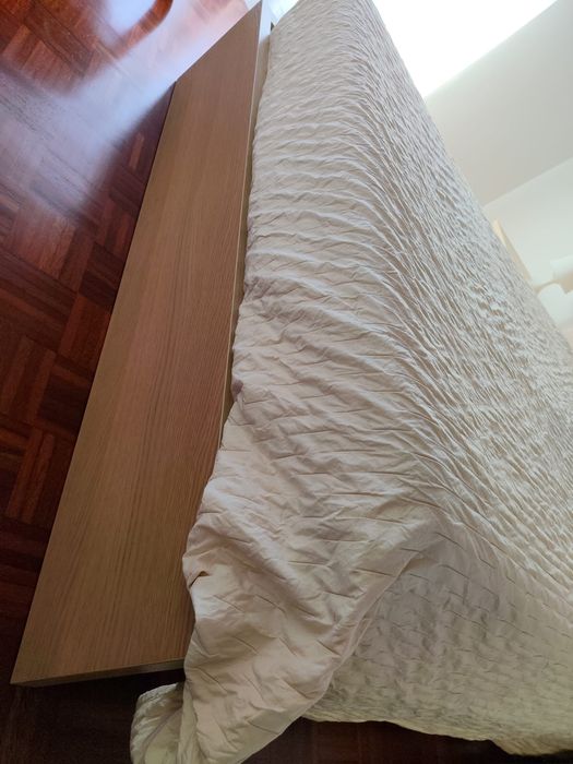 Cama e mesas cabeceira MALM