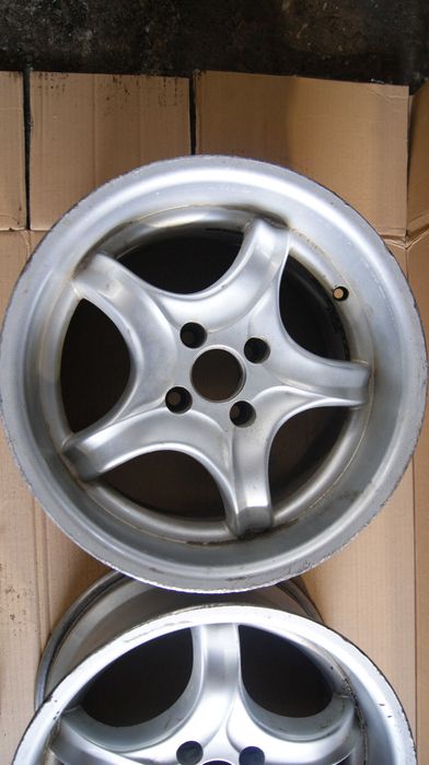 Felgi Aluminiowe Golf III ET30 9x16R H2 plus dystanse