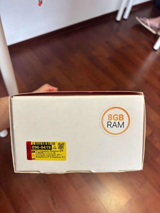 Raspberry Pi 4 8gb + Case Térmica + Kit de Secretária original (Livro, rato, teclado, cabos, sd card)