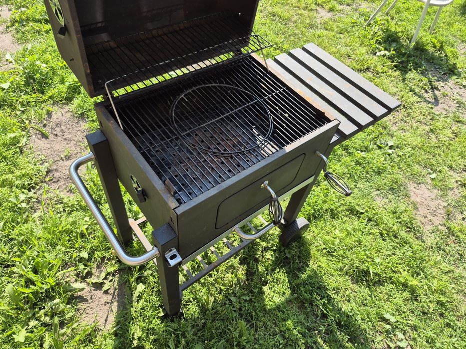 Grill węglowy z pokrowcem