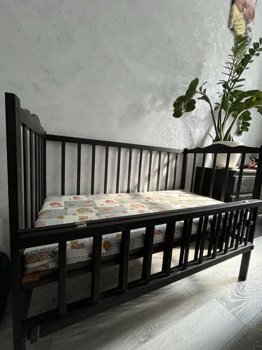Продам маятниковую детскую кроватку