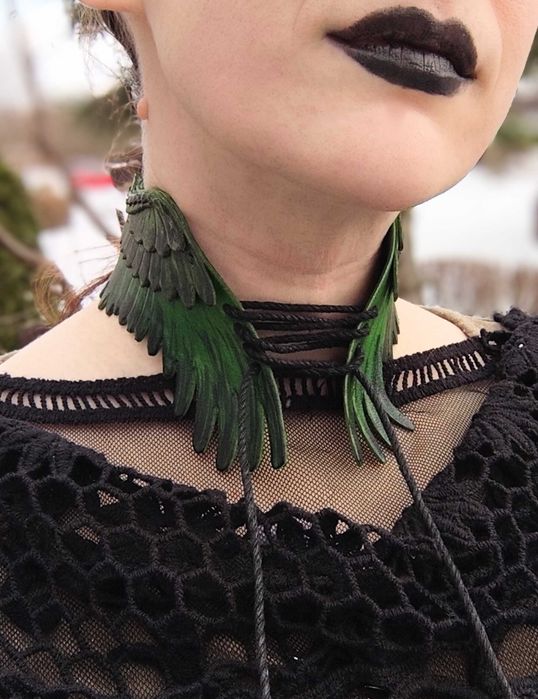 Ręcznie robiony skórzany naszyjnik-skrzydło w zielonym kolorze