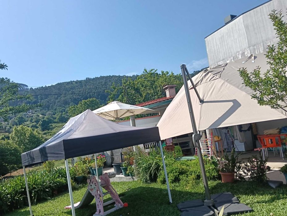 Guarda sol tenda e bancos