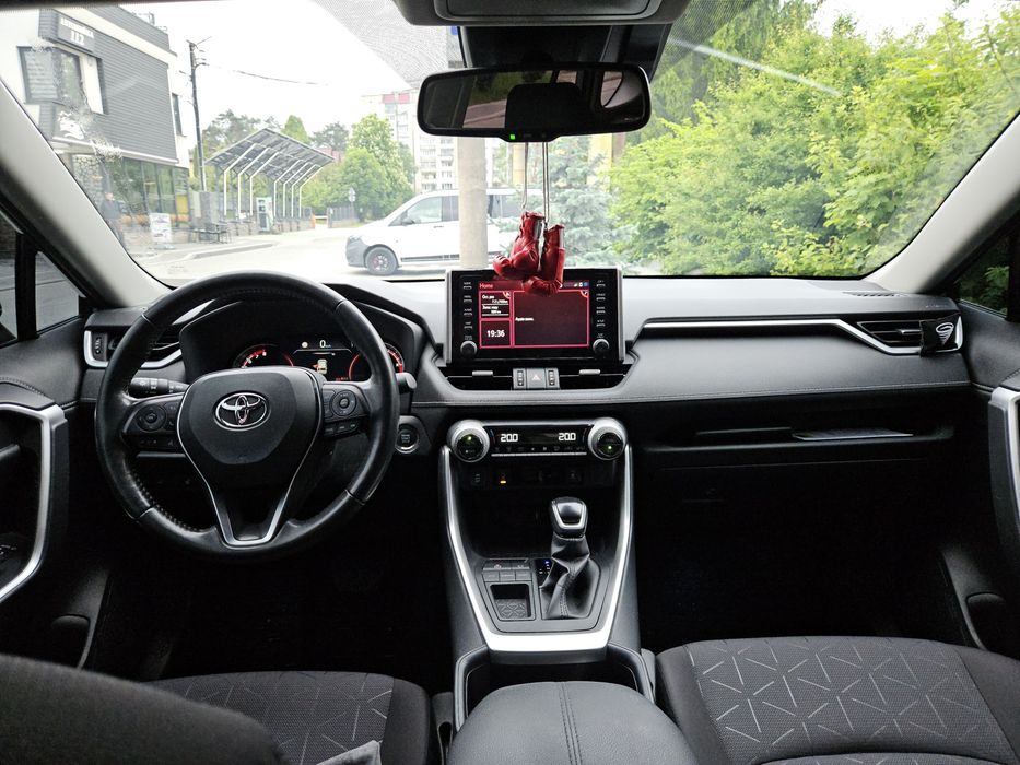 Продається офіційна Toyota RAV4 2022 року
