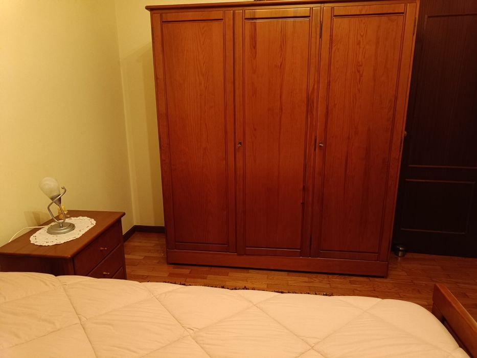Mobília de quarto completa( com roupeiro)