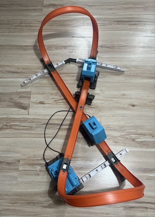 Hot Wheals Track Builder System - tor dla samochodów z 2x napendami