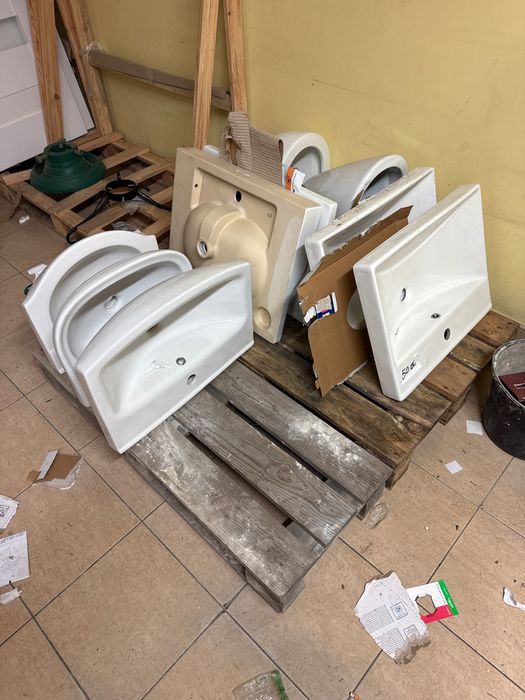 Umywalka ceramiczna wisząca – stan bardzo dobry