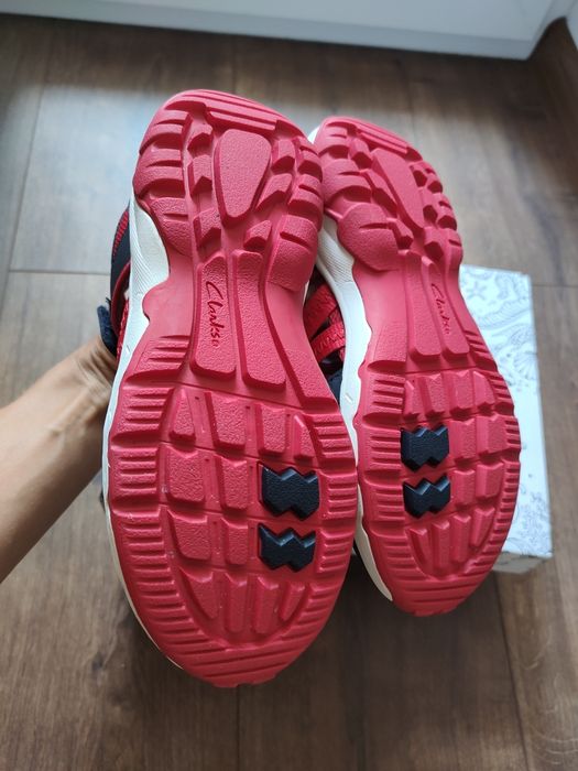 Босоніжки, кросівки Clarks