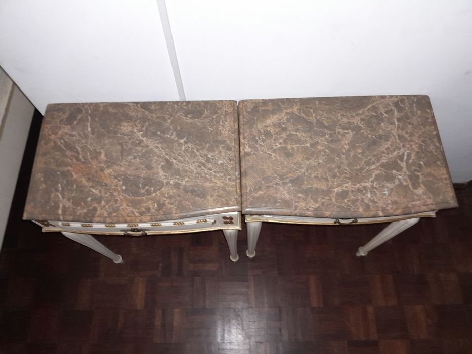 Par de Mesas de Cabeceira Clássicas com Tampo em Mármore
