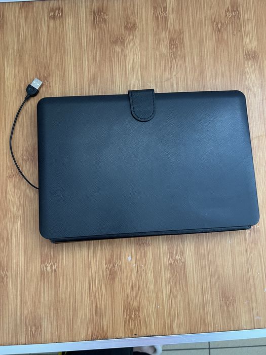 Клавиатура-чехол для планшета