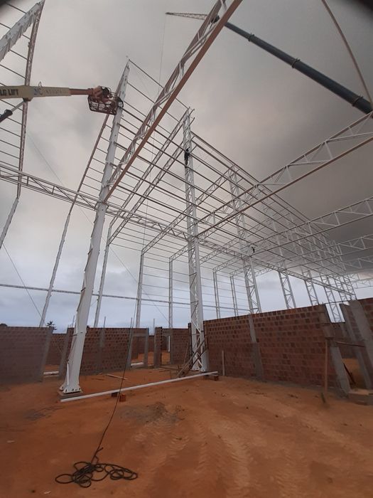 Construção de armazem e estruturas metalicas