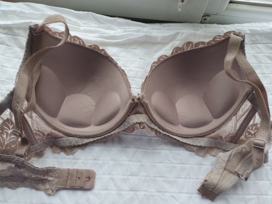 Жіночий бюстгальтер 80С та 85D та 80С