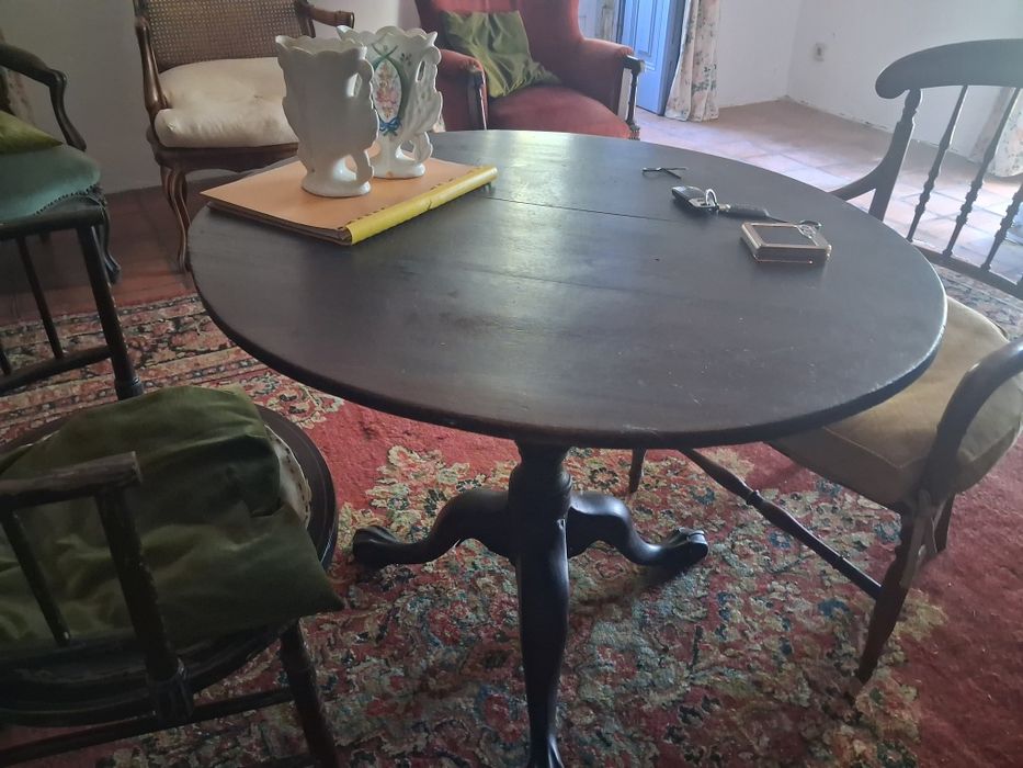 Mesa  e   quadro