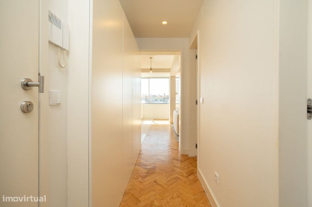 T2 Remodelado por Arquiteto na Ajuda, Mobilado, com Vista Rio e Varand