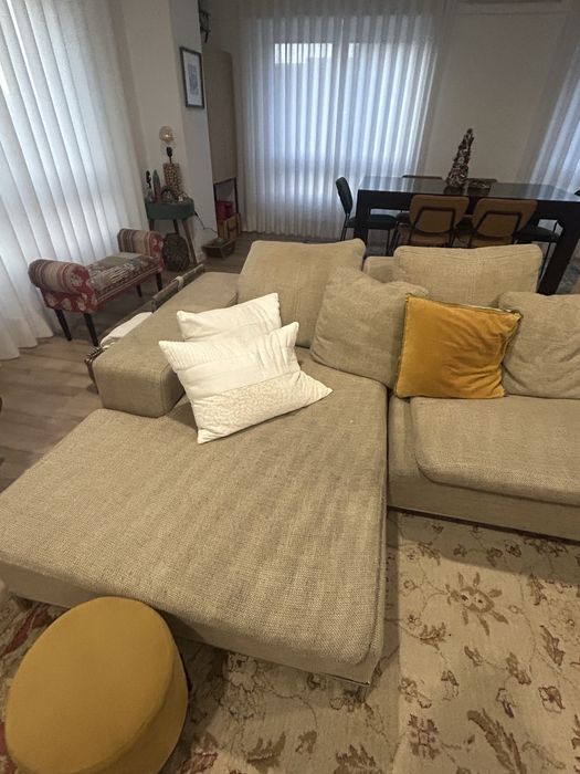 Sofá bege com chaise longue