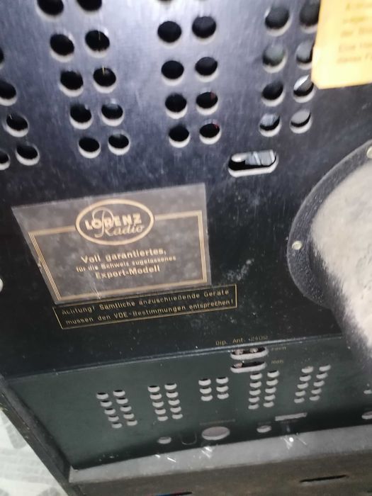 Antiga televisão móvel com rádio Alemã