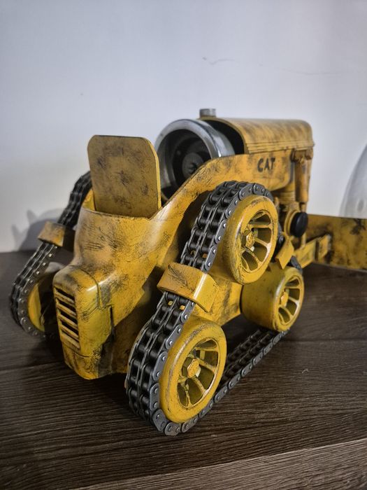 Model byldożera ze starej maszyny do szycia, spychacz, handmade