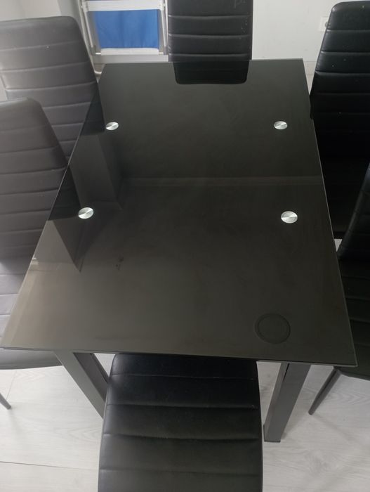 Mesa extensora nde vidro preta com 6 cadeiras ,seve para jantar ou sala de escritório