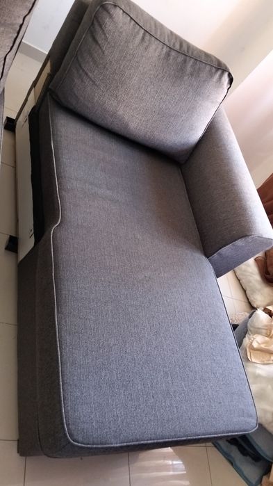 Sofá cama  cinzento com chaise longue e arrumação