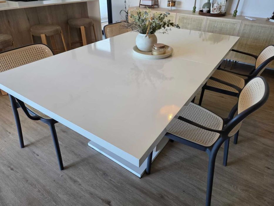 Mesa de Refeições para Sala de Jantar completamente nova, 3 meses de uso