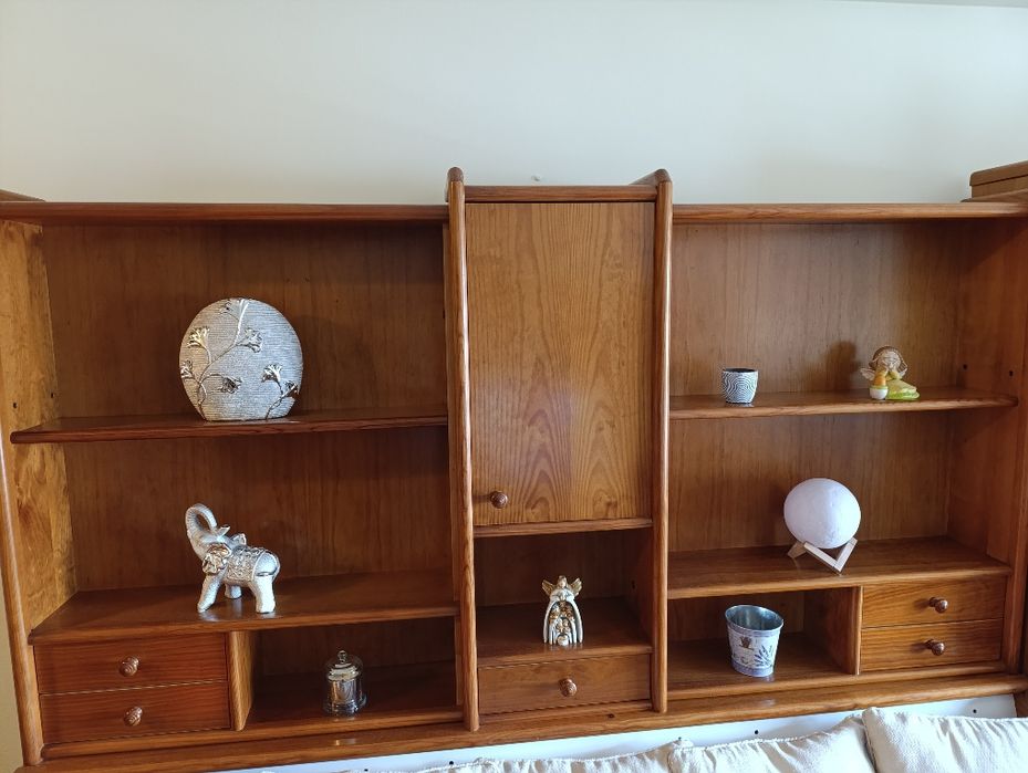 Estúdio com dois colchões e estante em pinho mel