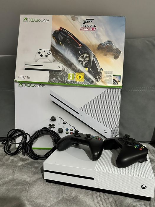 Xbox ONE S 1TB + 2 pady