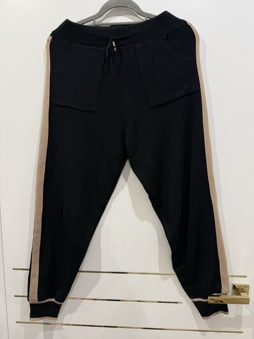 Komplet dzianinowy dres zestaw literki beż czarny Butik uni