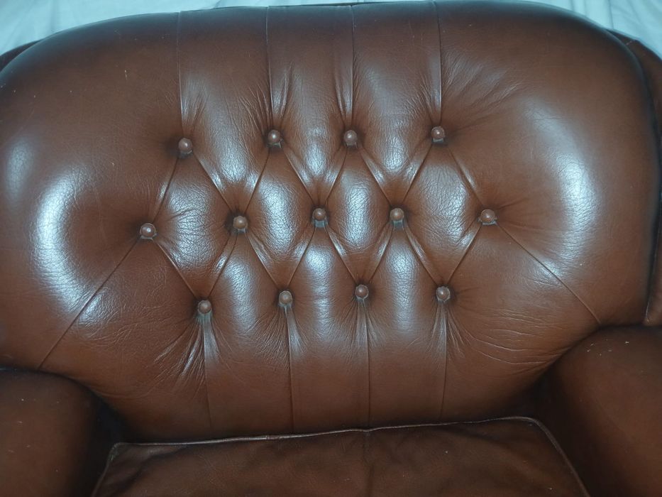 Conjunto sofas em cabedal