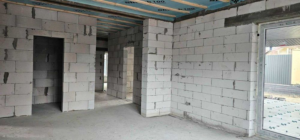 Просторий сучасний будинок з терасою біля лісу та озера.Газ