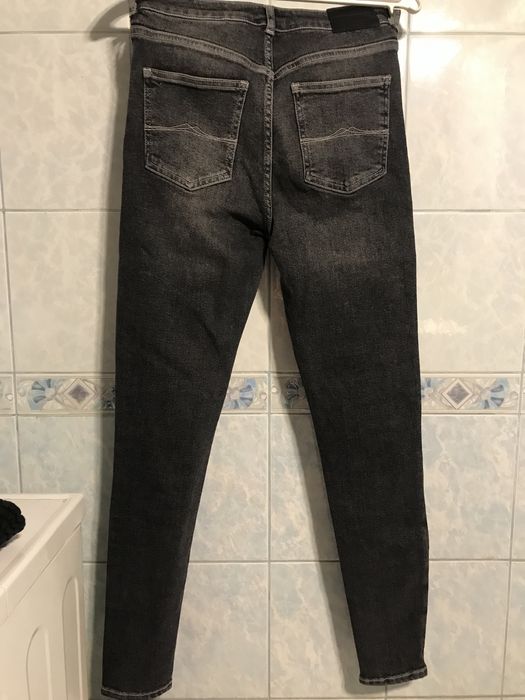 Продаю новые женские джинсы модные