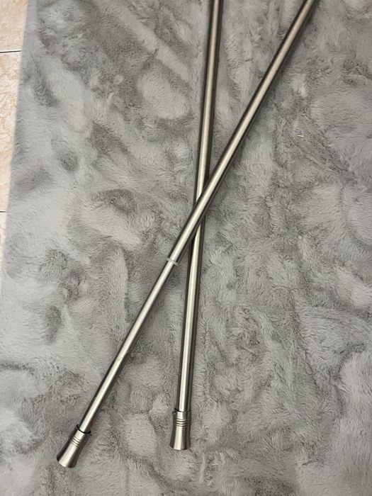 Varão extensivel  de 107 cm a 210 cm mais varao de 98 cm mais cortinas