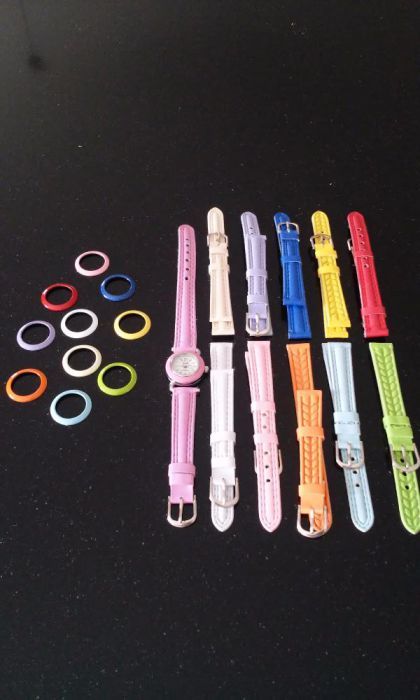Relógio de criança com várias braceletes