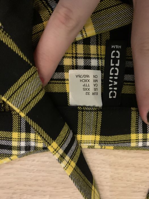 obcisla sukienka czarno zolta w krate