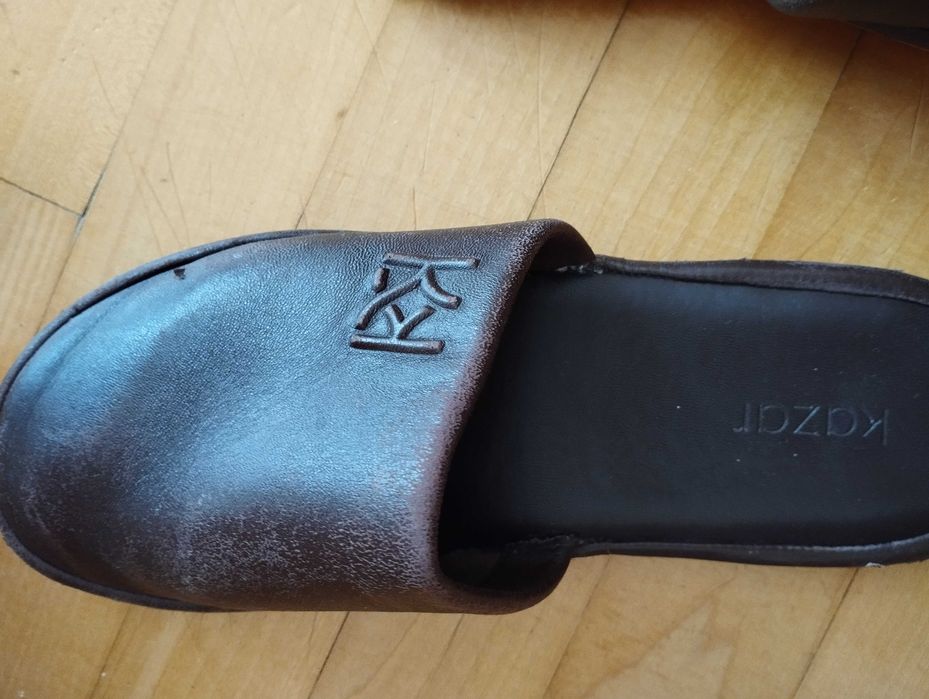 Damskie skórzane kapcie