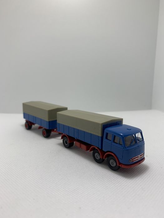 Miniatura camião Mercedes com reboque da marca Brekina escala H0 1/87