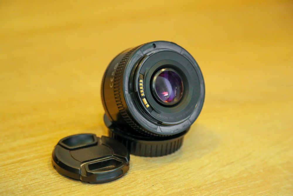 продаю 3 спалахи, об'єктив та відеокамеру