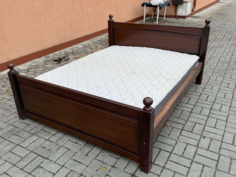 Двоспальне ліжко з матрацом