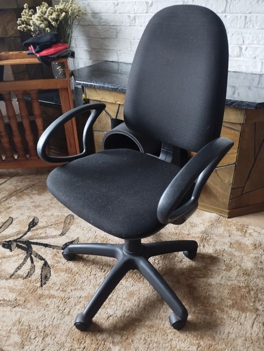 Крісло офісне в гарному стані.