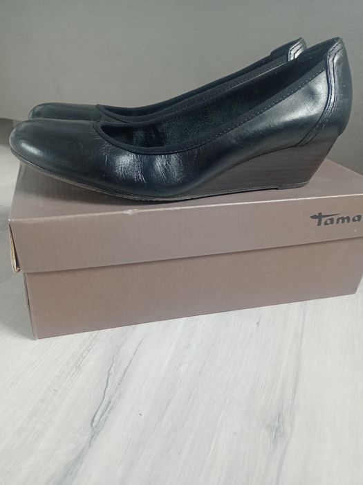 Półbuty czarne Tamaris na koturnie 40