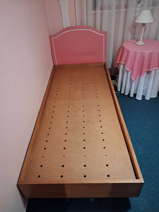 2 Camas em Madeira com Coberta