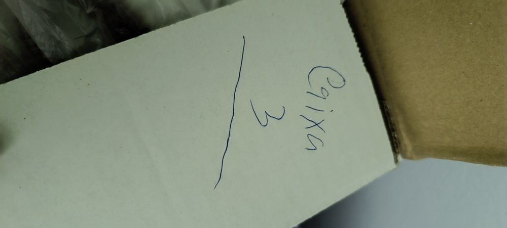 Colar bordeaux feito à mão usado