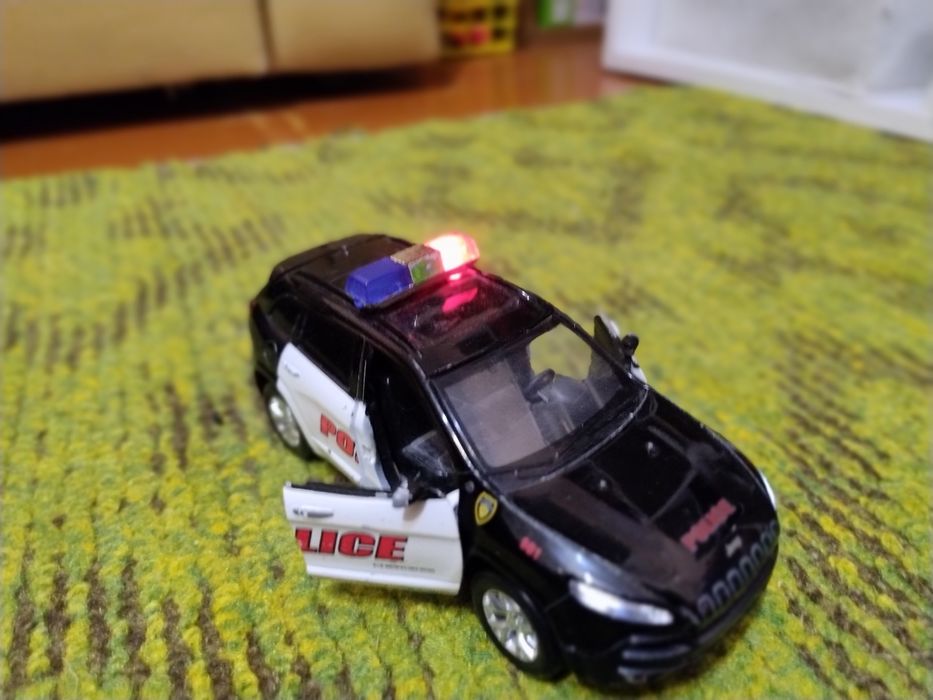 Продам поліцейську машинку