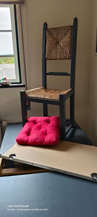 mesa de sala de jantar extensível + quatro cadeiras tipo alentejanas