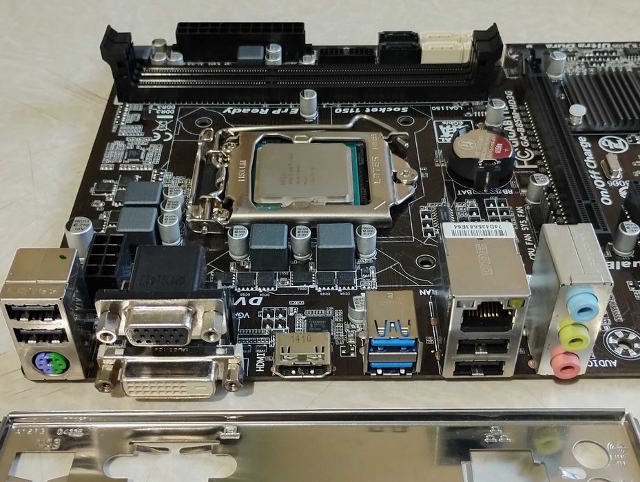 Gigabyte GA-B85M-HD3G + Intel Core i5-4670 3,4 GHz (Socket 1150)