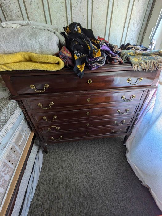 Mobília antiga para restauração em bom estado