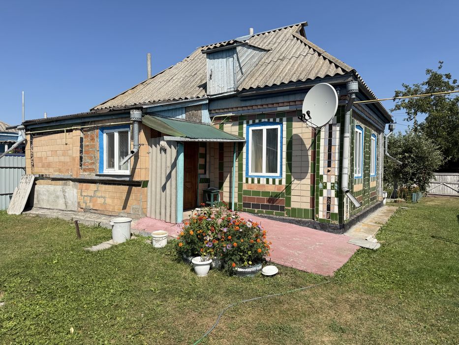 Продається будинок із великою земельною ділянкою — с. Короваї